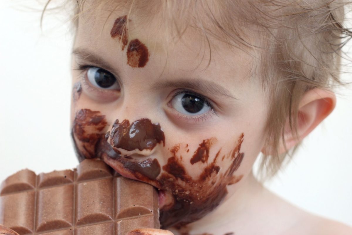 あなたの子供もチョコレートを食べる習慣がありますか、そしてその5つの大きな欠点を知っていますか？そうでなければあなたは悔い改めなければなりません
